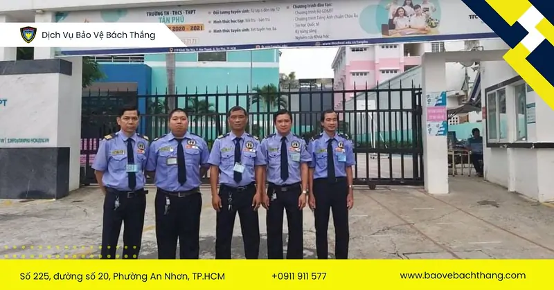 Bảo vệ tại khu vực cổng chính để đảm bảo an toàn cho học sinh