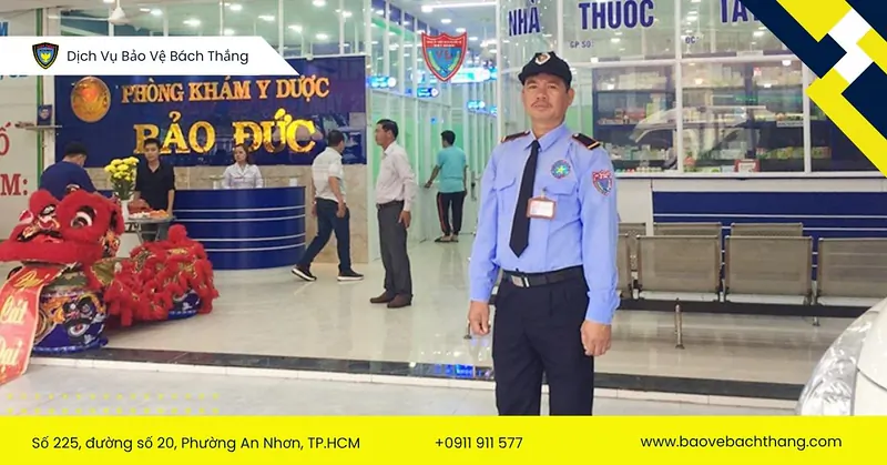 Nhân viên bảo vệ sảnh chính tập trung và sát sao trong công việc