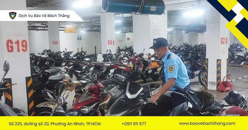 Nhân viên bảo vệ tại khu vực giữ xe
