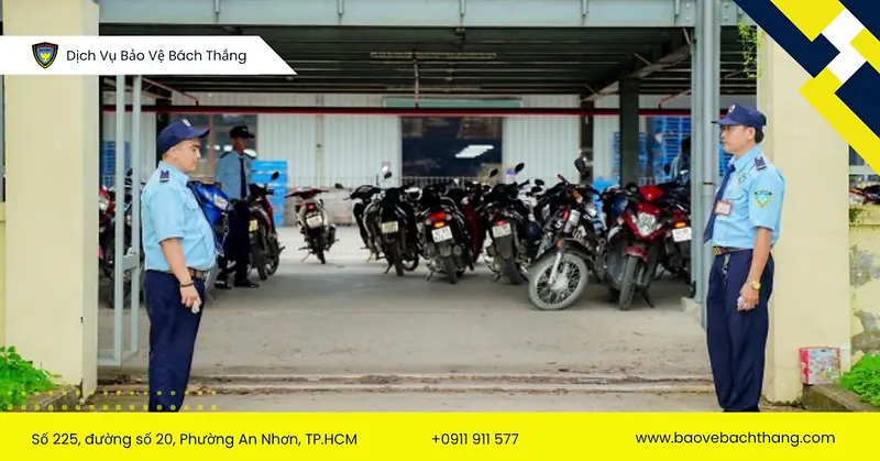 Nhân viên bảo vệ bãi đỗ xe làm việc có trách nhiệm và tập trung