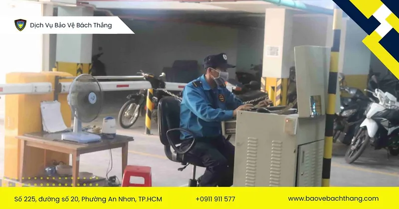 Bảo vệ bãi đỗ xe tại khu vực cổng ra vào