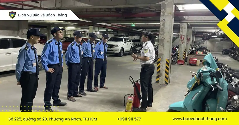 Tuần tra xung quanh khu vực để xe nhằm phát hiện các tình huống khả nghi