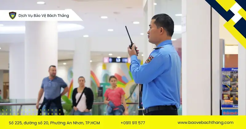 Tuần tra xung quanh khu vực làm việc trong văn phòng
