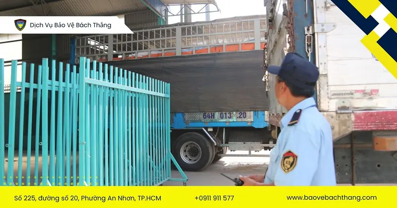 Nhiệm vụ của nhân viên bảo vệ kho hàng là kiểm soát hàng hóa, đảm bảo an ninh an toàn