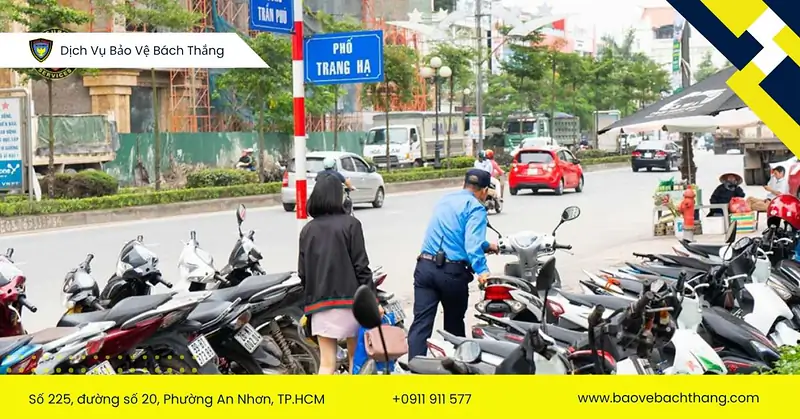 Nhân bảo vệ nhà hàng phục vụ khách hàng tận tâm tại bãi để xe