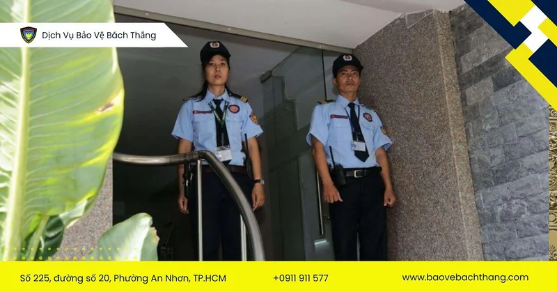 Bảo vệ nhà trọ kiểm soát người và phương tiện ra vào