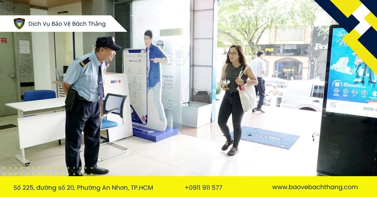 Dịch vụ bảo vệ ngân hàng Bách Thắng | An ninh, Uy tín 24/7 6 Hướng dẫn khách hàng di chuyển đúng quầy giao dịch