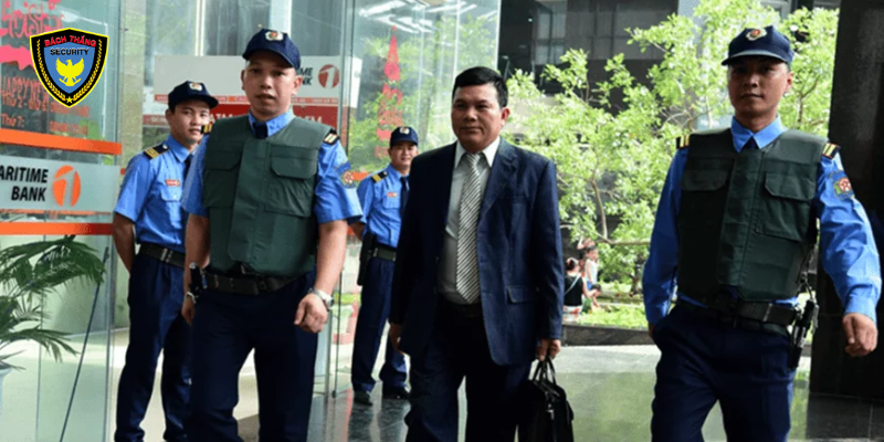 Dịch vụ bảo vệ theo giờ Bách Thắng | Linh hoạt, Uy tín 2 Vệ sĩ hộ tống khách hàng trong quá trình di chuyển