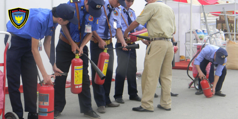 Công Ty Bảo Vệ Quận Tân Phú Bách Thắng Uy Tín, Tận Tâm 6 Nhân viên bảo vệ được huấn luyện kỹ năng phòng cháy chữa cháy