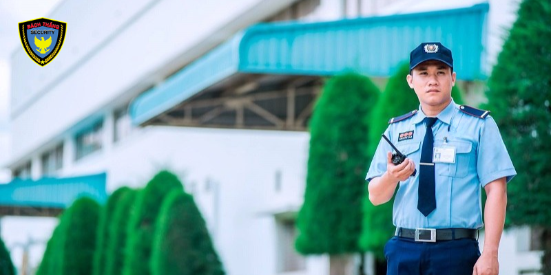 Dịch vụ bảo vệ công trường Bách Thắng | An ninh, Uy tín 24/7 1 Nhân viên bảo vệ Bách Thắng đứng gác tại công trường