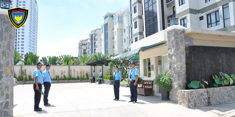 Dịch vụ bảo vệ biệt thự Bách Thắng | Đẳng cấp, An toàn 24/7 2 Nhân viên bảo vệ trực tại sân vườn biệt thự