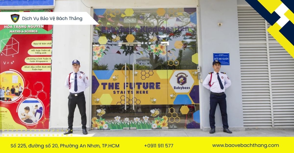 Dịch vụ bảo vệ trung tâm anh ngữ - Giải pháp an ninh toàn diện 24/7 5 Bảo vệ tại cửa chính cần canh gác và đón tiếp học sinh niềm nở